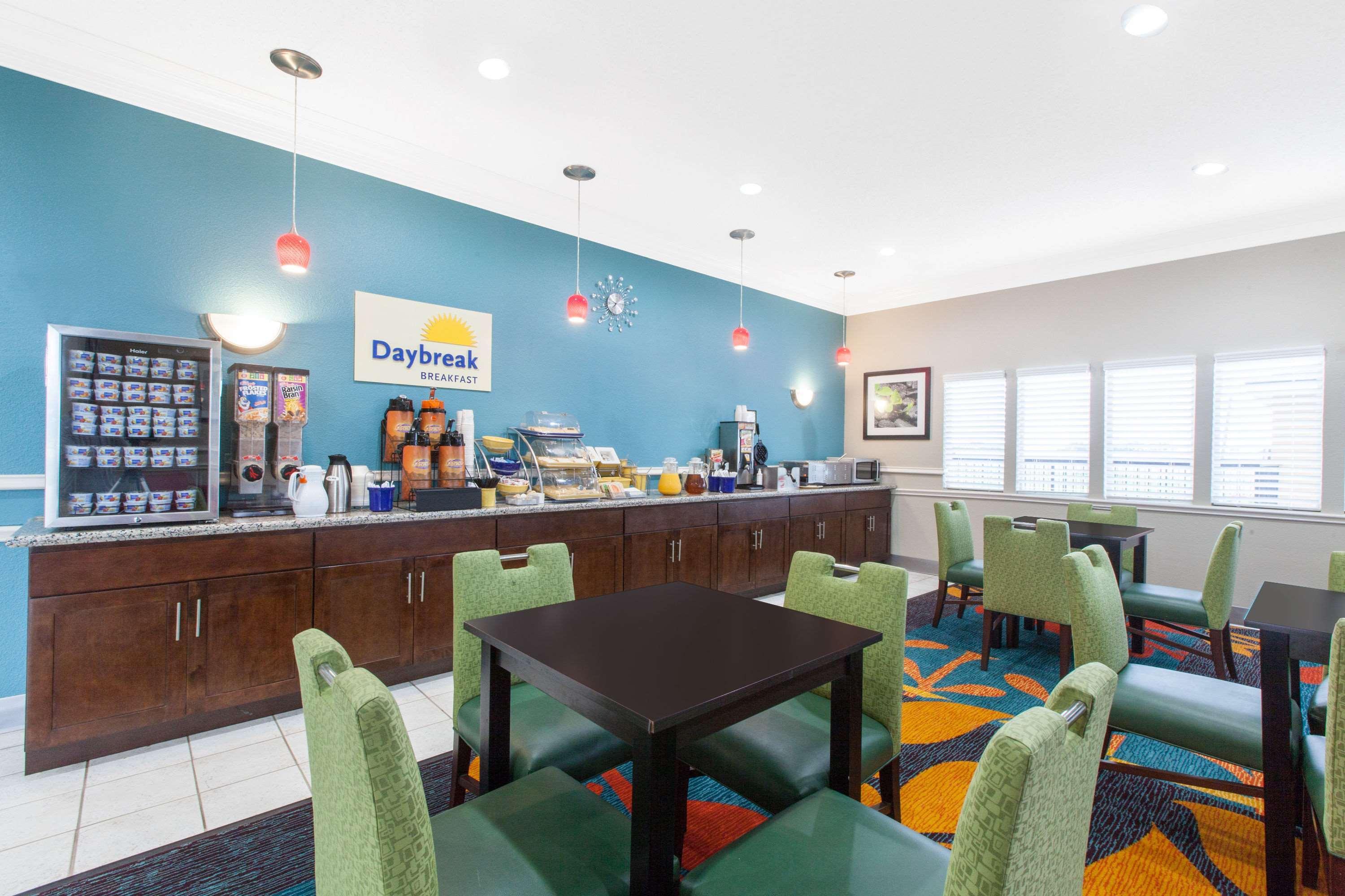 Days Inn By Wyndham Эннис Экстерьер фото